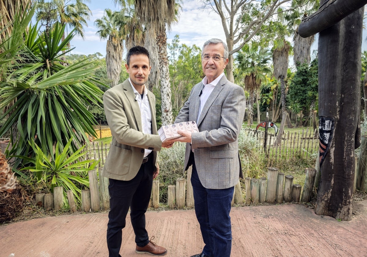 Mayor José María García Urbano and Alberto Martín, director of Selwo Aventura.
