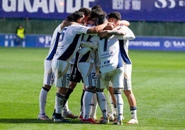 The Marbella players gather to celebrate a much-needed win.