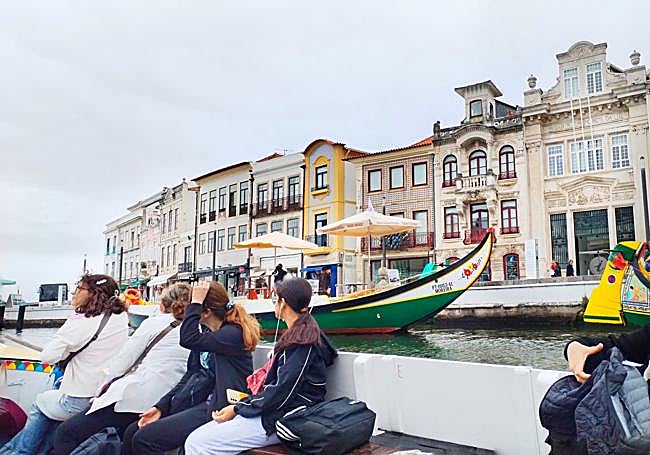 Tourists on a boat tour through Aveiro.