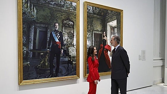 Spanish monarchs visit exhibition of royal photographs taken by Annie Leibovitz