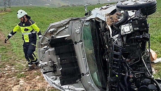 Firefighters free driver from car after it crashes off A-357 in Ardales
