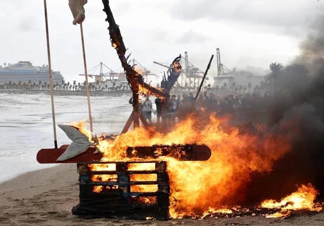 The flames engulf the anchovy, dedicated this year to the 'Dana' stroms.