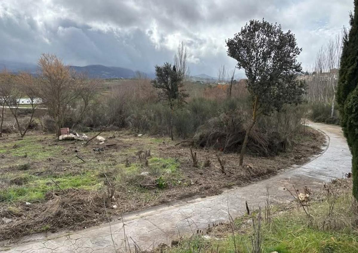 Imagen secundaria 1 - Volunteers in Ronda band together to help restore neglected park back to its prime