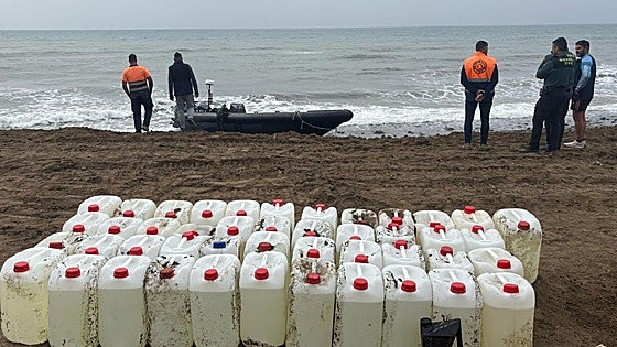 Refuelling boat used by drug traffickers is found abandoned on a Costa del Sol beach