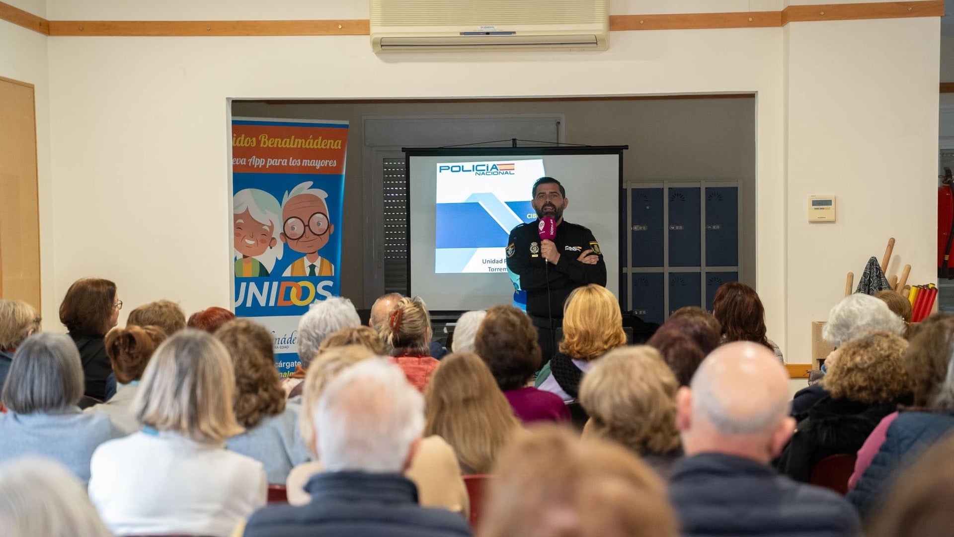National Police in Benalmádena educate community on preventing scams and internet fraud targeting elderly residents