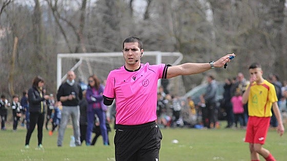 Spanish football referee whose arm was amputated due to cancer dies aged 31