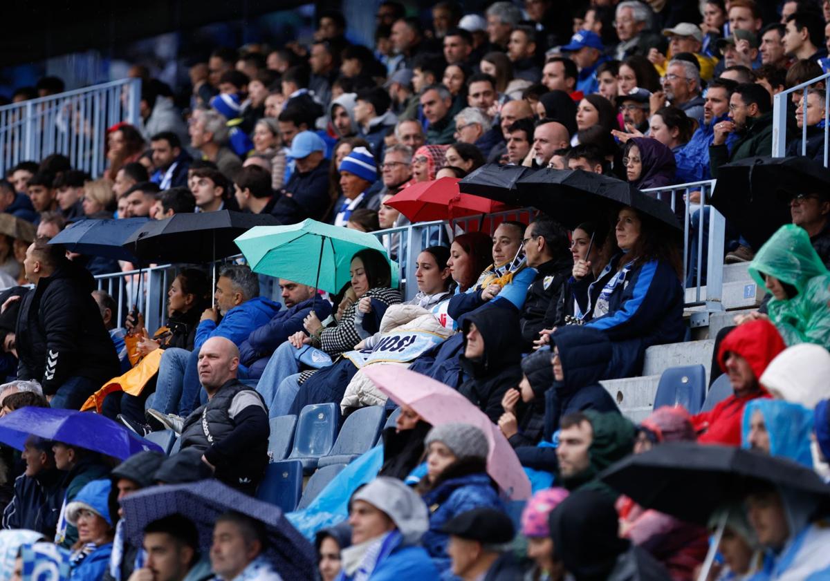 Imagen principal - Late double ensures nightmare finish for Malaga CF