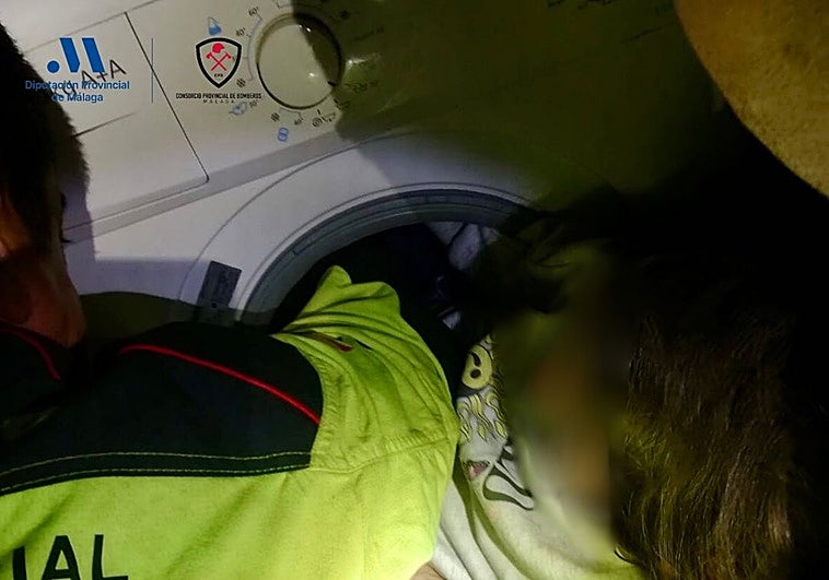 Image of the rescue of the little girl in Torre del Mar on Sunday.