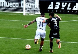 Antequera's Juanmi Carrión attempts to stop Aquino breaking through.