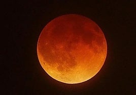 Image of a blood moon.