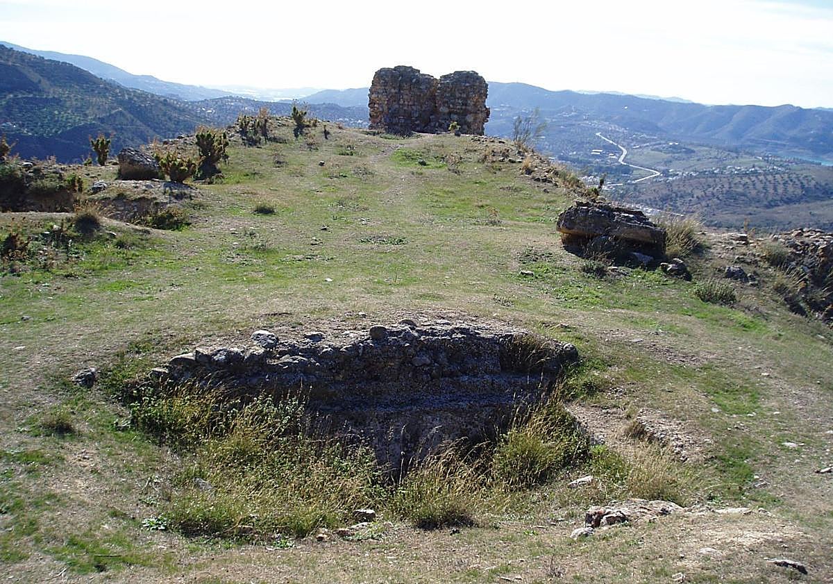 Imagen principal - Above, part of what was once a water tank is preserved. Below, there are splendid views from this location.