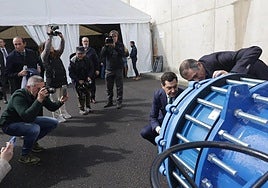 Junta president Juanma Moreno during his visit to see the water pipeline to San Roque in Cadiz.