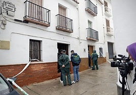 Guardia Civil officers at the door of Francisco Mayorga's home.