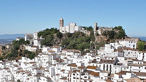 Which is the prettiest town in Andalucía, according to a recent survey?