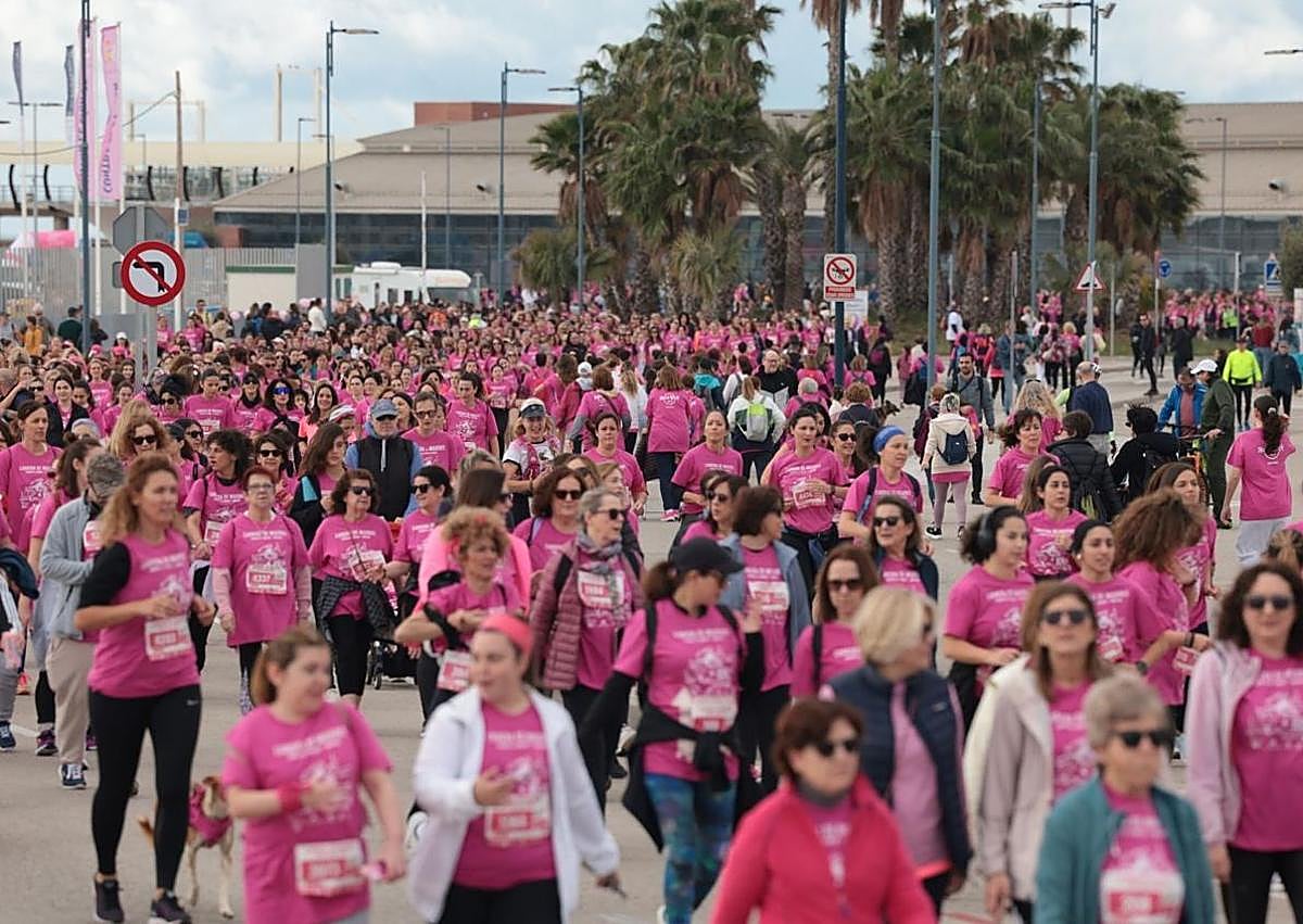 Imagen secundaria 1 - Pink wave stands up to cancer in annual women's race at Malaga's port