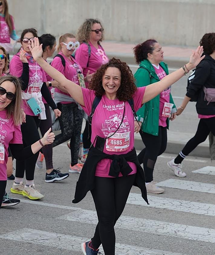 Imagen secundaria 2 - Pink wave stands up to cancer in annual women's race at Malaga's port