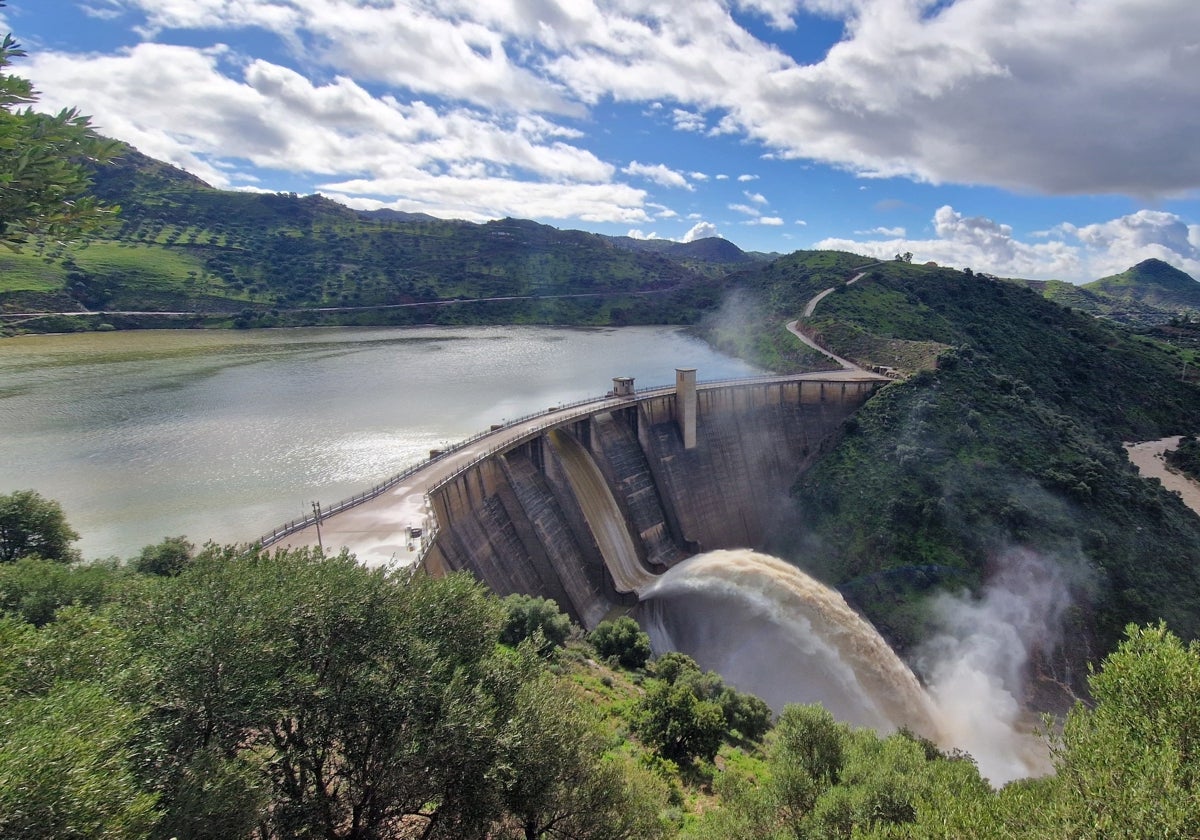 Emergency work to unclog Casasola reservoir outlet in Malaga and add an extra drainage system