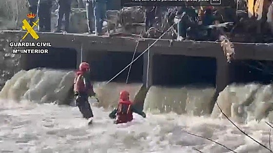 Major search for 61-year-old biker swept away by river in Serranía de Ronda finds his motorcycle