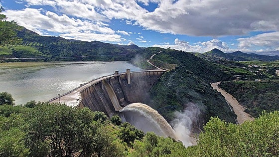 Full reservoirs in Malaga province continue to release water following rains