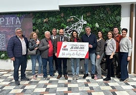 Nerja Cave foundation president and vice-president with the twenty millionth visitor and her family.