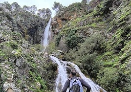 This short walk leads right up to the Rejía waterfall.