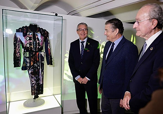 Salado, Sanz and De la Torre next to the suit that Christian Lacroix designed for Javier Conde.