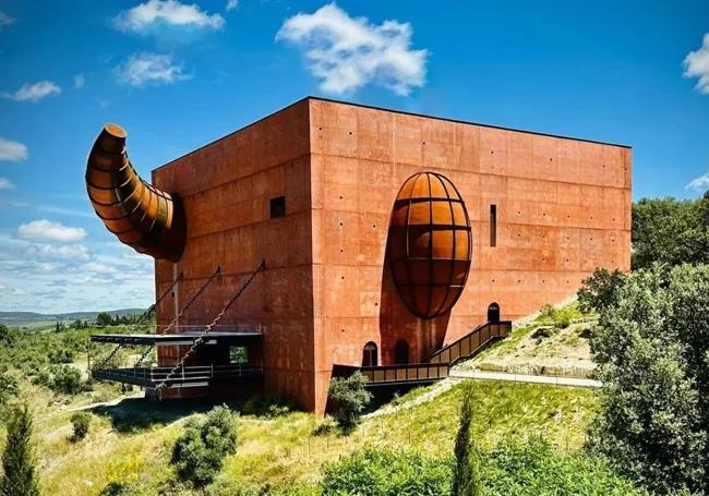 View of the building with the characteristic bull's horn and another figure representing the ear.