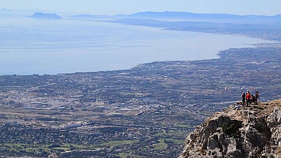 Firefighters rescue man trapped near a cliff on Pico de La Concha