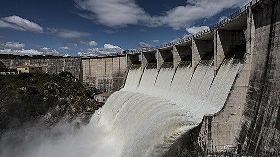 Electricity prices in Spain drop thanks to storms but remain 151% more expensive than a year ago