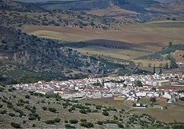 A unique feature: at the centre of the village is a green oasis with cultivated plots and a small olive grove.