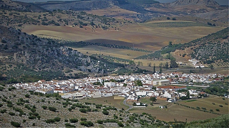 The village some 20km from the mountain town of Ronda with an island at its heart