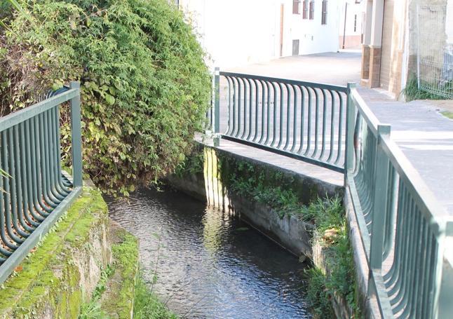 The Carrizal river runs through the town, passing through the Isla neighborhood.