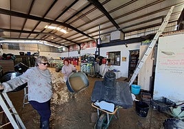 Gill Brunton and Rosa Macías Luque , in the main hall of the shelter, which is flooded.