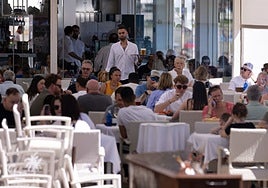 Photo of a beach bar full of customers in Malaga.