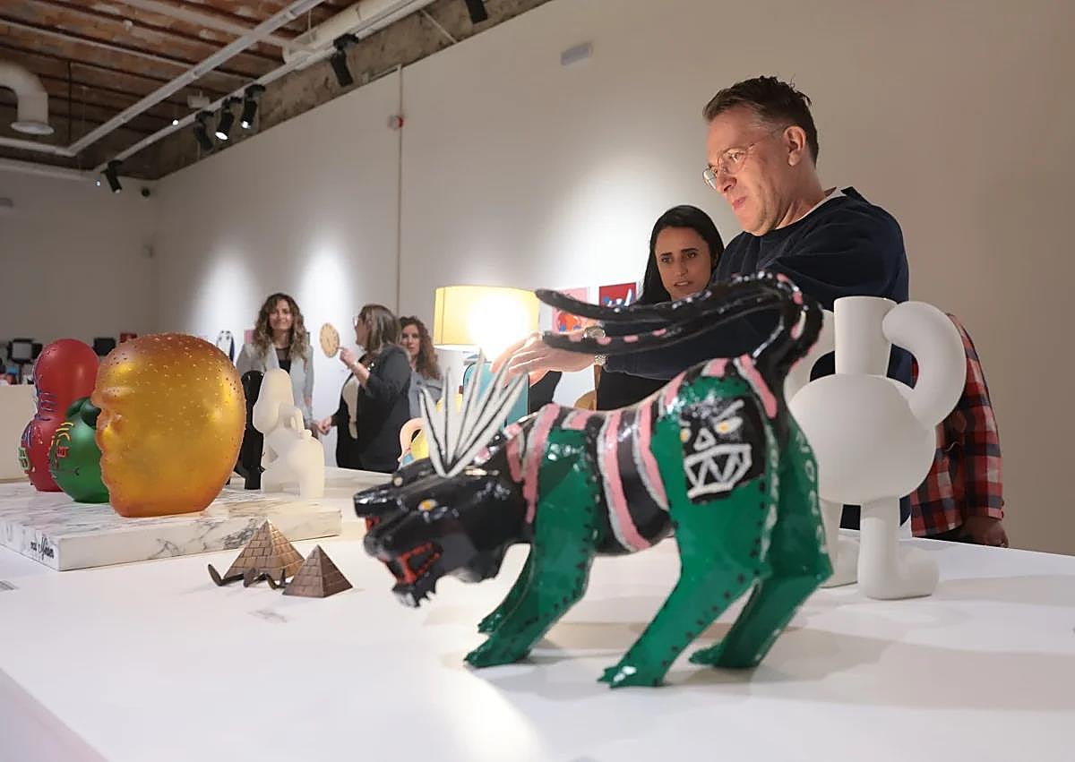 Imagen secundaria 1 - Curators Antonio Javier López and Mathieu Van Damme and pieces from the exhibition. 