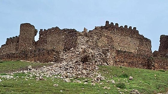 Rain in Spain causes castle tower to spectacularly collapse