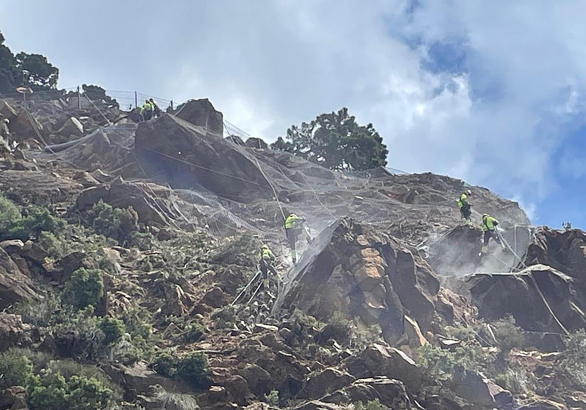 Imagen principal - Mountain-stabilisation mesh installed on landslide-blocked A-397 Ronda-San Pedro road, in pictures