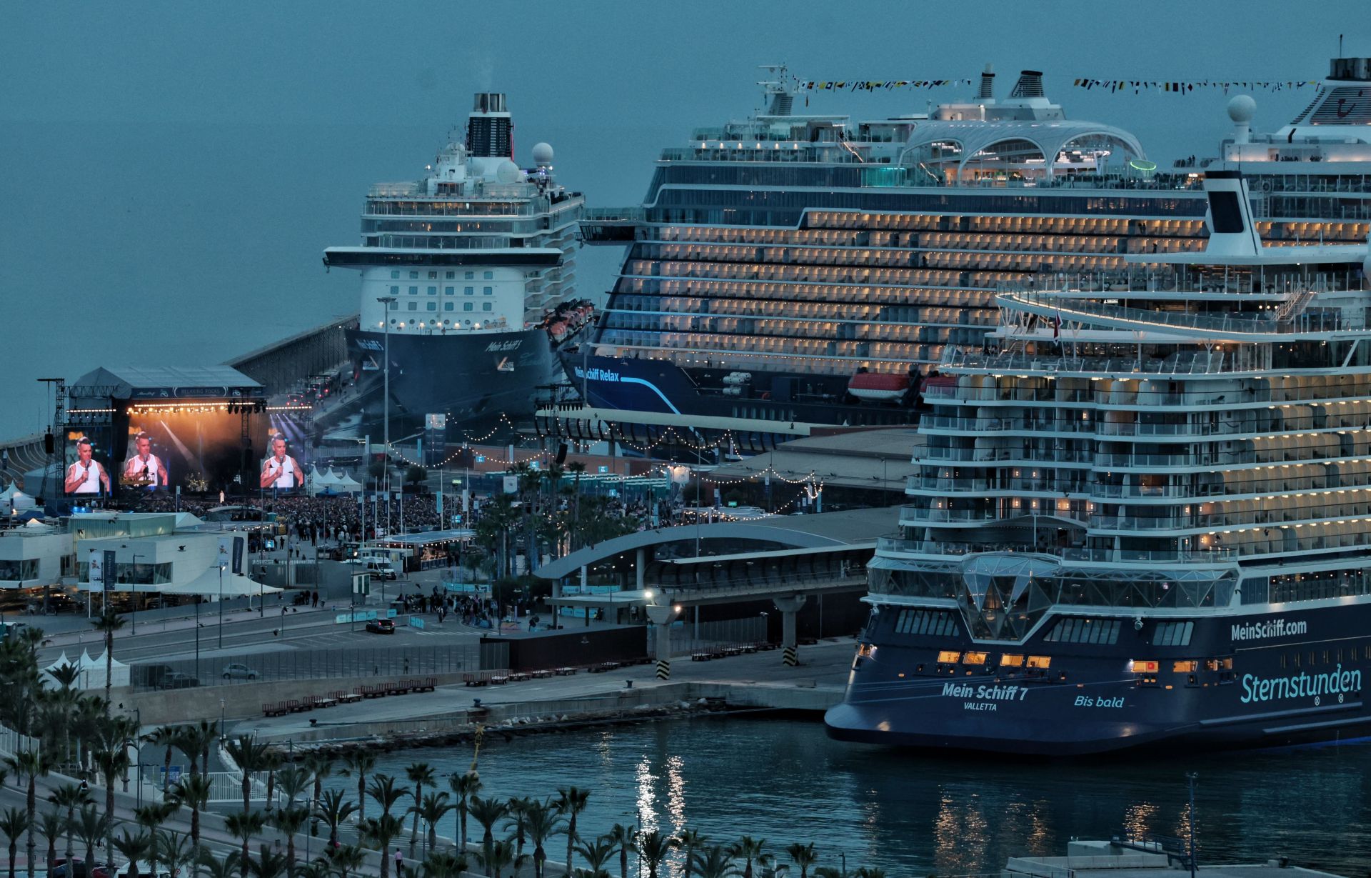 Robbie Williams&#039; exclusive concert in Malaga port, in pictures