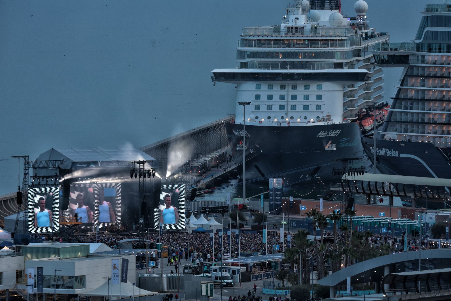 Robbie Williams' exclusive concert in Malaga port, in pictures