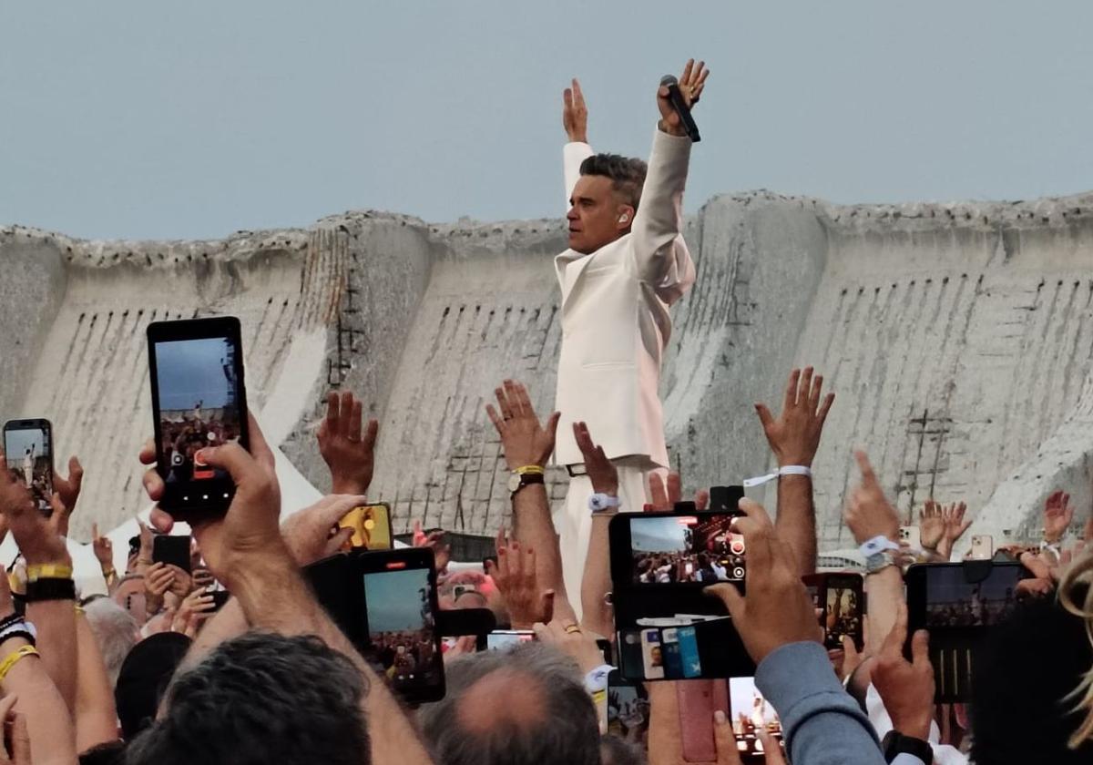 Robbie Williams&#039; exclusive concert in Malaga port, in pictures