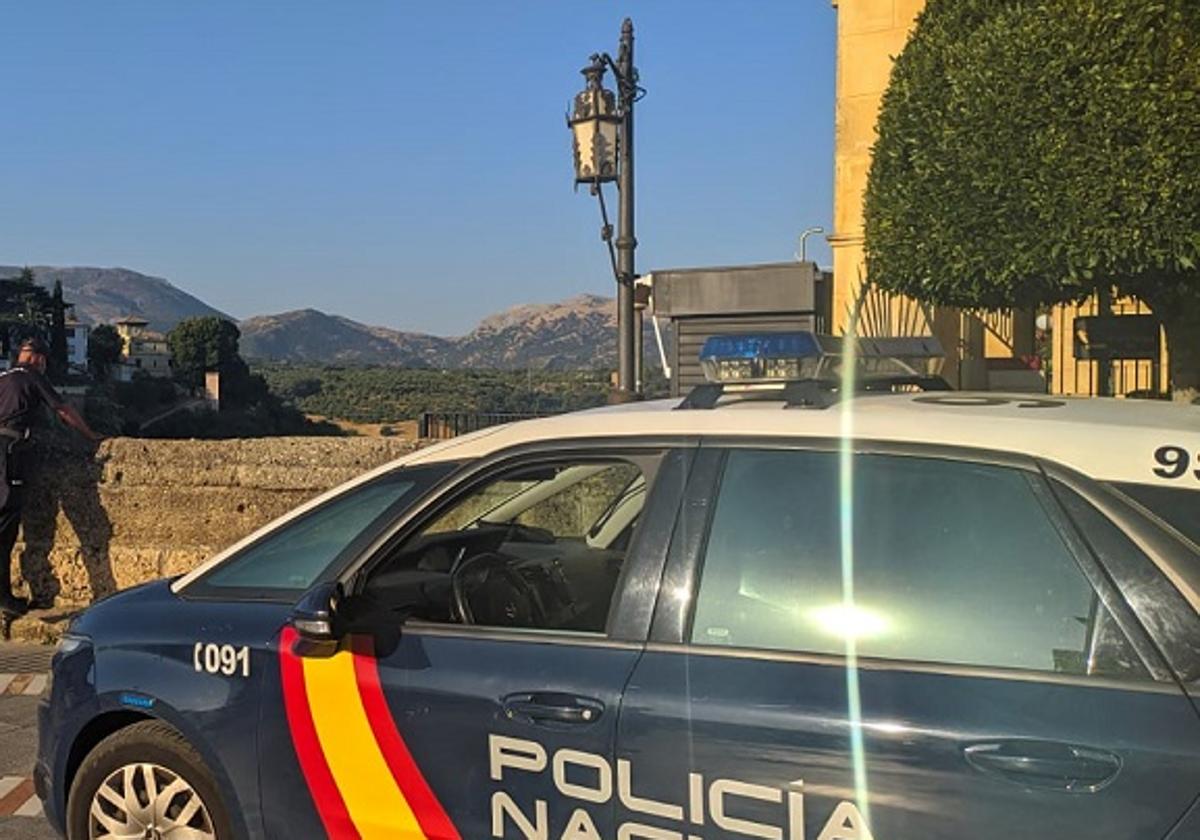 Legionnaire's tip-off thwarts nighttime robbery at supermarket in Ronda
