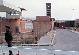 Manhunt for 'dangerous' prisoner who escaped while visiting terminally ill father in Malaga