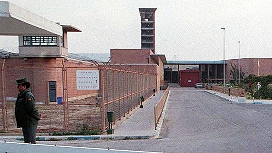 Manhunt for 'dangerous' prisoner who escaped while visiting terminally ill father in Malaga