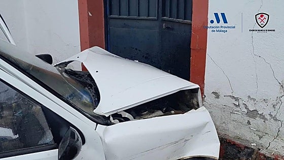 Elderly man found dead after his car crashes into façade of house in Archidona