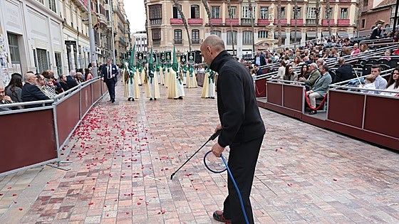 Anti-slip solution for candle wax problem during Malaga's Easter processions works but requires second application