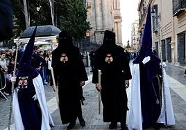 The two prisoners released by the El Rico brotherhood, with the religious procession behind them.