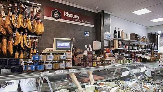 UK bans passengers from EU from carrying meat and dairy produce in bid to prevent spread of foot-and-mouth disease