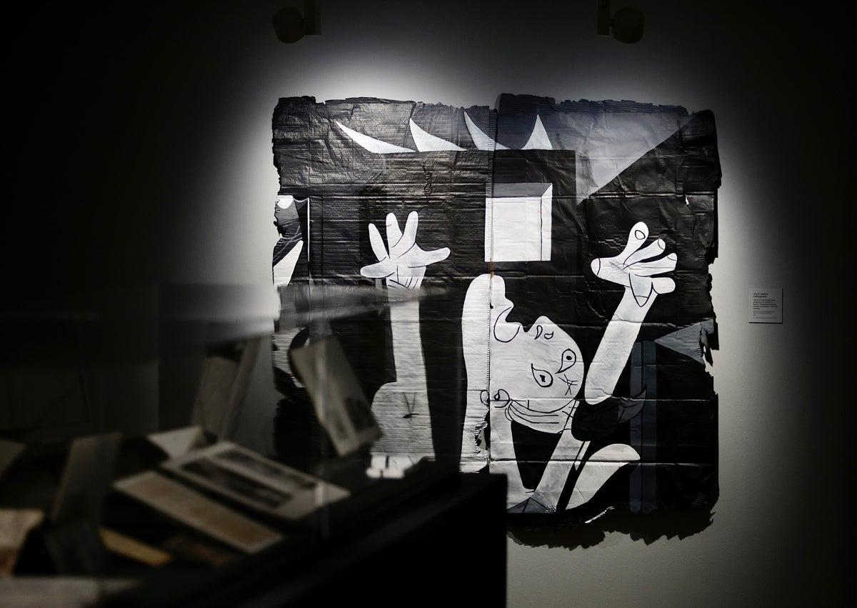 Imagen secundaria 1 - A cardboard Guernica, torn to pieces and on display in Malaga