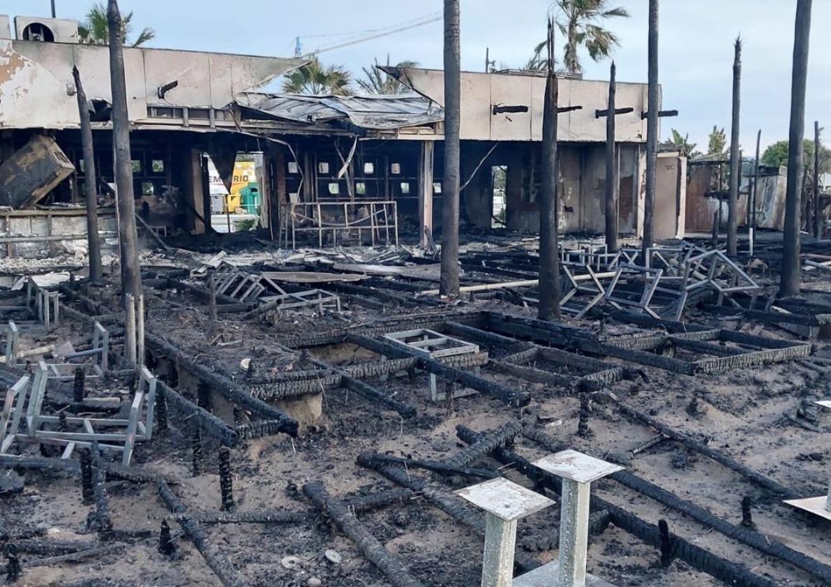 Imagen principal - Huge blaze totally guts popular Costa del Sol beach bar, in photos and video