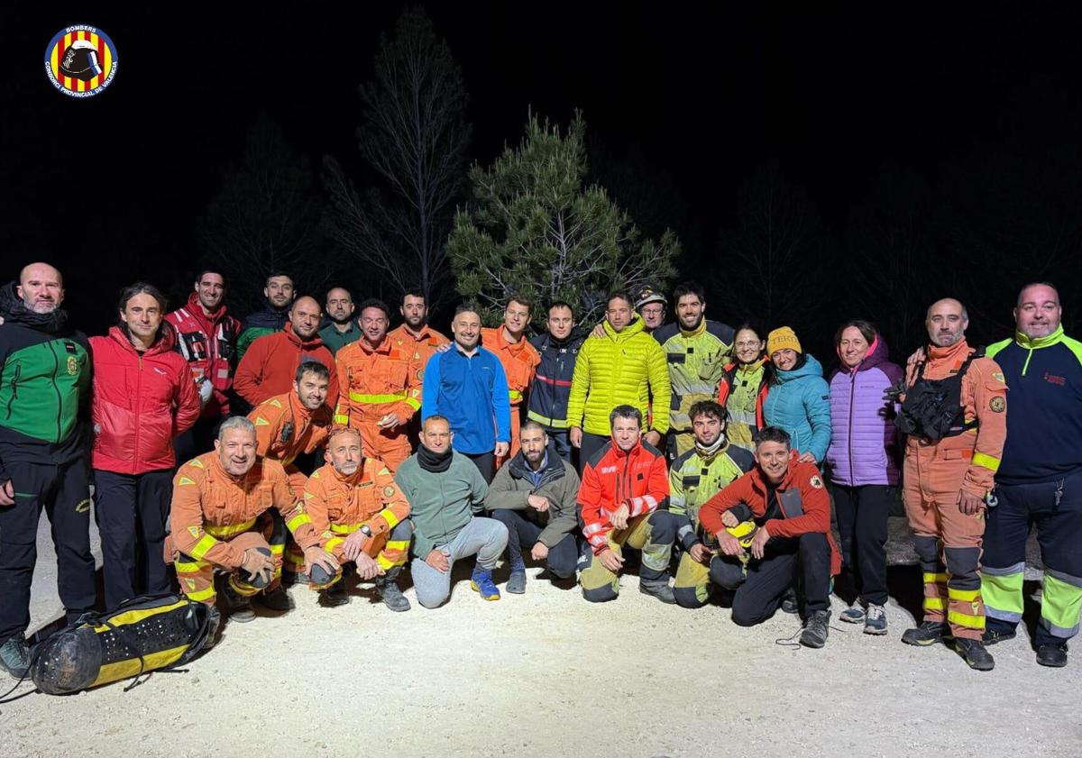 Imagen principal - Major rescue operation mounted for four speleologists from Malaga who became trapped deep underground in Valencia cave